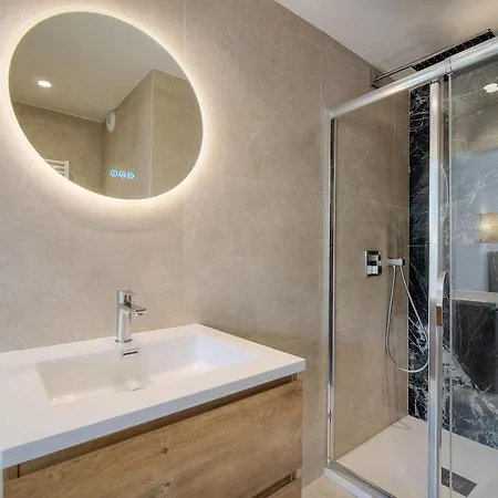 Lejlighed Luxury - Stunning Renovated 2 Bedroom *