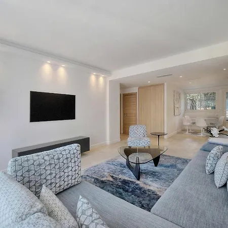 Luxury - Stunning Renovated 2 Bedroom *