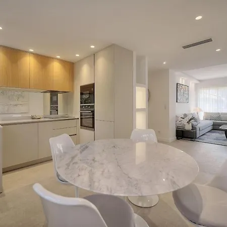 Luxury - Stunning Renovated 2 Bedroom Lejlighed