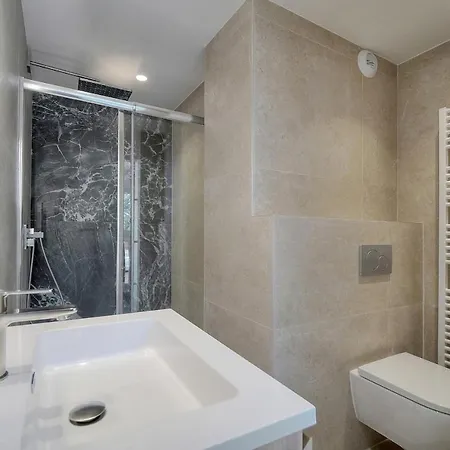 Luxury - Stunning Renovated 2 Bedroom Lejlighed *