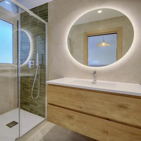 Luxury - Stunning Renovated 2 Bedroom Lejlighed