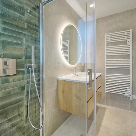 Luxury - Stunning Renovated 2 Bedroom Lejlighed